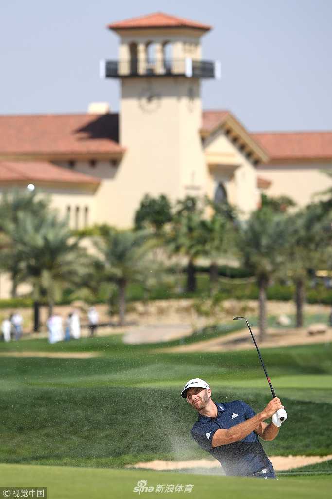 李昊桐在球道上进行击球准备，他目光坚定地望向前方果岭，手臂肌肉线条清晰，整套击球动作充满张力与自信。