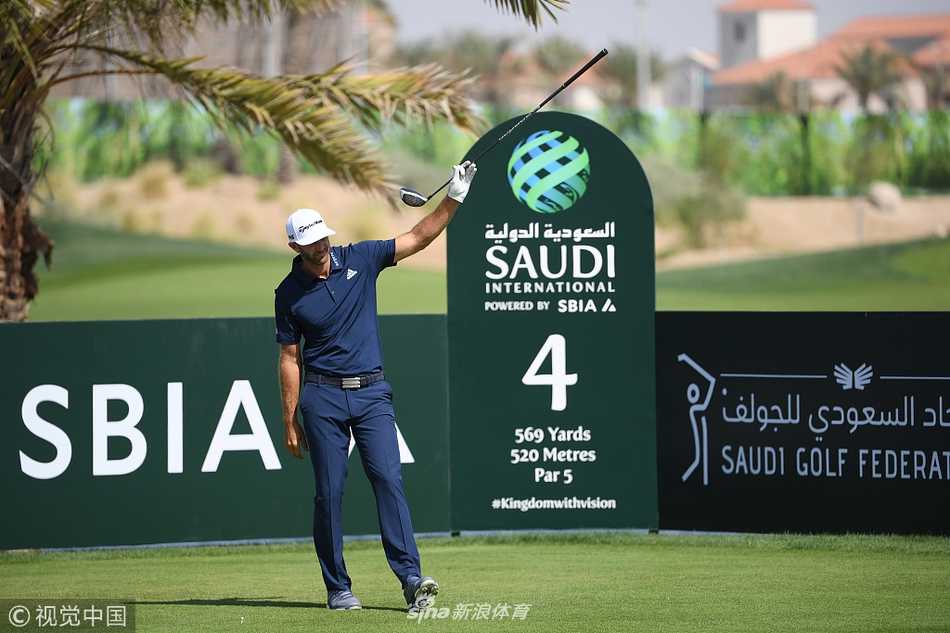 达斯汀·约翰逊在沙坑中成功救球后，小球停在洞杯旁，他露出轻松的表情，这关键一杆化解了危机。