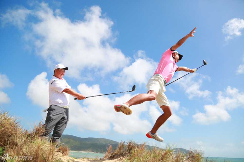 神州半岛高尔夫盛宴:银发挥杆竞风流,椰风海韵叙欢乐 逗萌组合在场下与摄影师欢乐互动,做出俏皮姿势,展现高尔夫轻松快乐的一面。