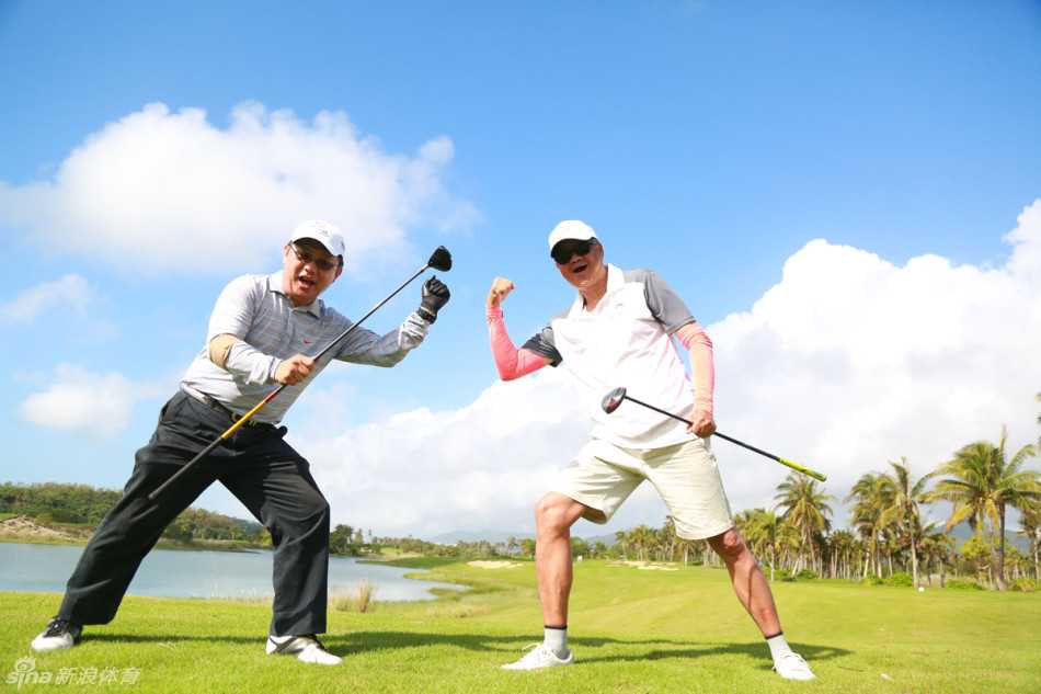 神州半岛高尔夫盛宴:银发挥杆竞风流,椰风海韵叙欢乐 获奖者欣喜地站在作为奖品的豪华汽车旁,瞬间变身车模,与这份意外之喜合影留念。