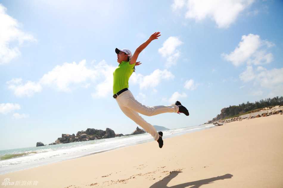 神州半岛高尔夫盛宴:银发挥杆竞风流,椰风海韵叙欢乐 年过七旬的选手气定神闲,在全神贯注地推杆,展现出岁月沉淀后的专注与优雅。