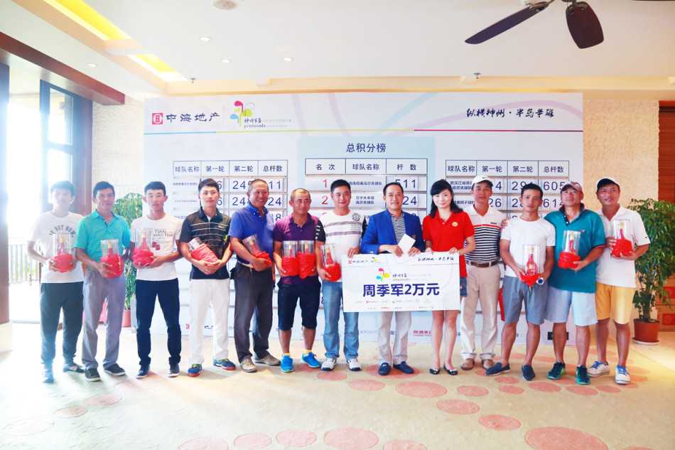 神州半岛高尔夫盛宴:银发挥杆竞风流,椰风海韵叙欢乐 沙坑救球瞬间,沙砾飞扬,球员展示精湛的‘功夫’,成功将球击向果岭。