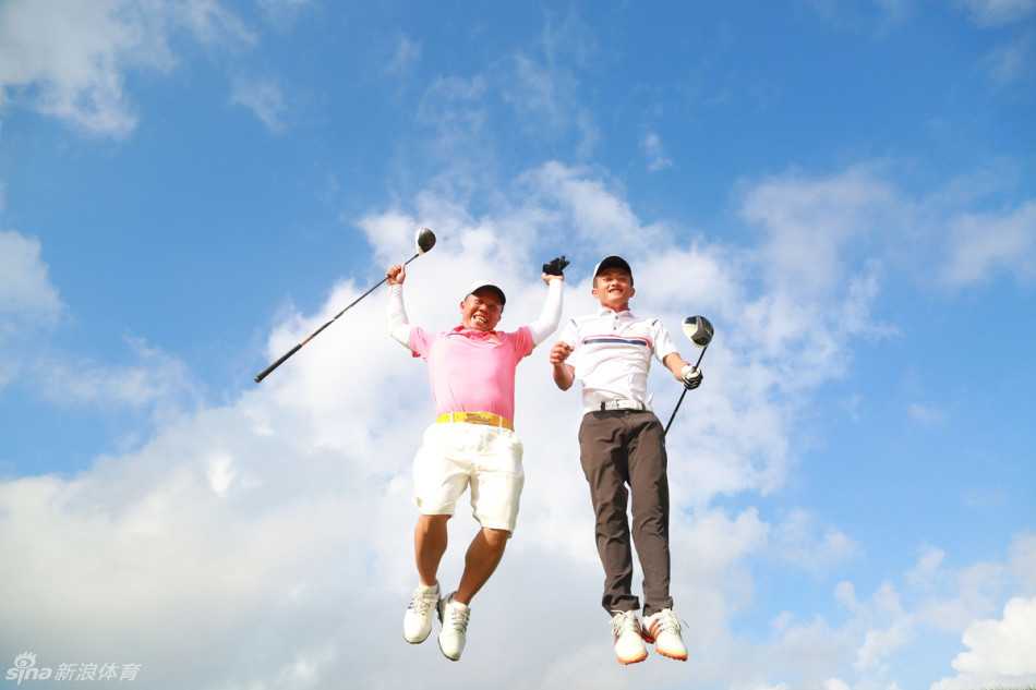 神州半岛高尔夫盛宴:银发挥杆竞风流,椰风海韵叙欢乐 选手面向蔚蓝大海挥杆,仿佛在呼唤‘大海我来了’,充满激情与活力。