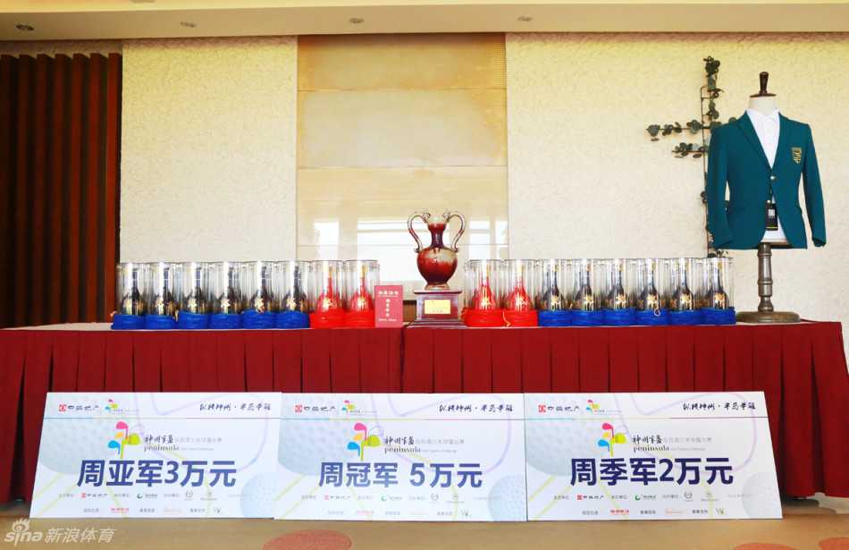 神州半岛高尔夫盛宴:银发挥杆竞风流,椰风海韵叙欢乐 高尔夫球飞向广阔天空,划出优美弧线,承载着球手的期望与梦想。