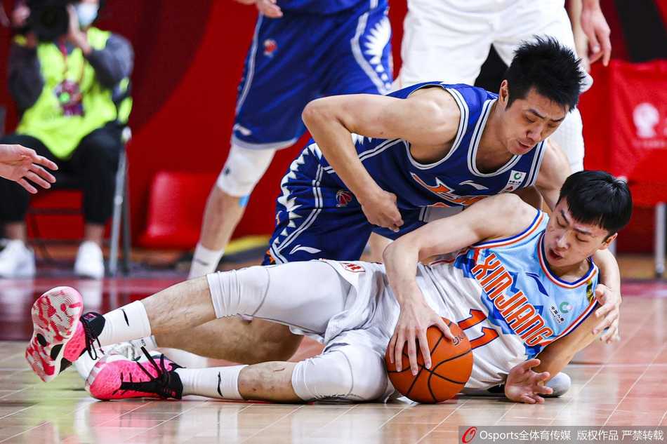 邓蒙在三分线外觅得良机，眼神坚毅，手起刀落，篮球应声入网