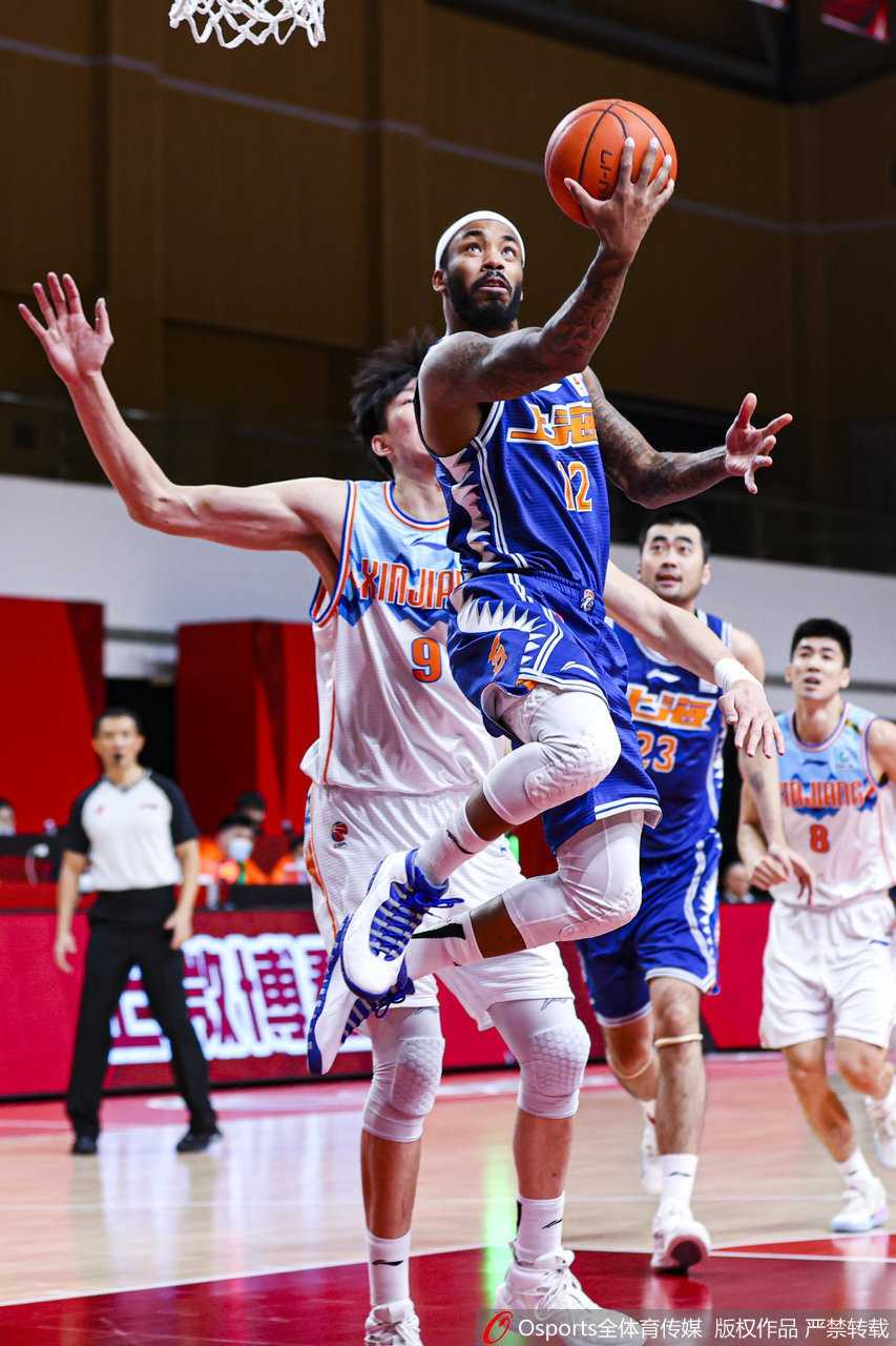 董瀚麟在篮下卡住位置，面对多人包夹，强硬地将球放进篮筐，彰显内线硬度