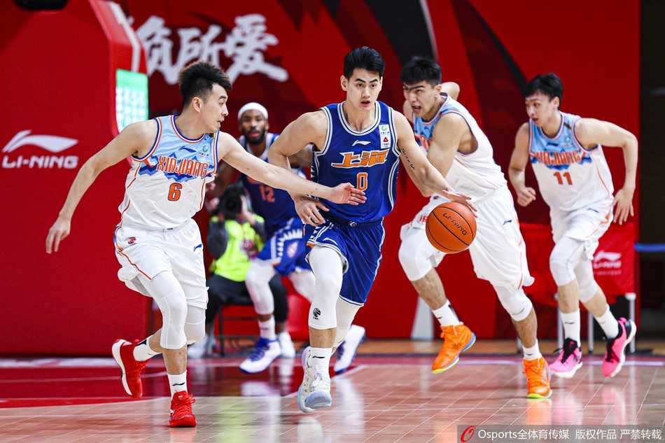 莫泰尤纳斯在失去平衡的情况下，依然凭借柔和的手感完成高难度勾手投篮