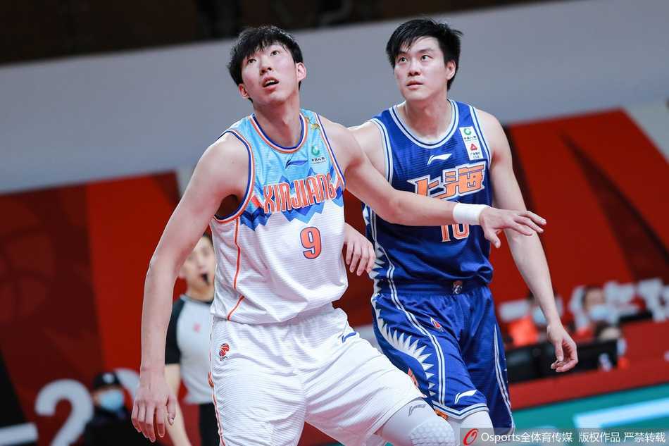 周琦在篮下高高跃起，试图封盖对手的投篮，长臂伸展，遮天蔽日