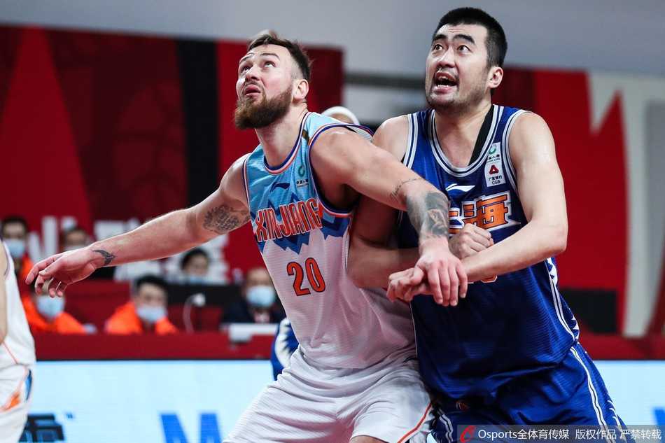 上海队球员在赢球后激情庆祝，罗汉琛握拳怒吼，脸上洋溢着胜利的喜悦