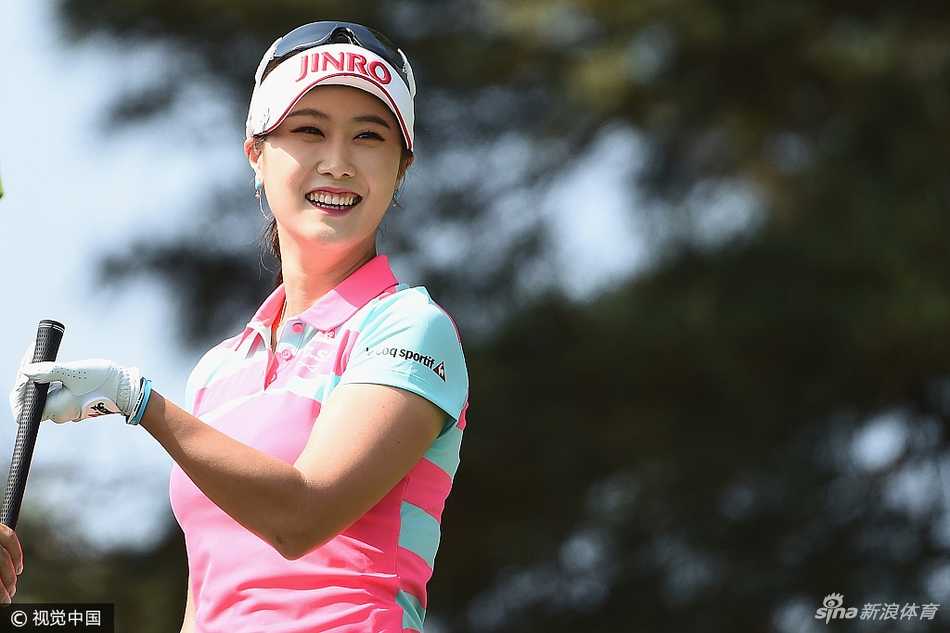 福冈母亲节铃木爱捧杯,赛场内外温情与坚韧交织 铃木爱与球童小畑贵宏在果岭上激动拥抱,两人紧握拳头庆祝,这是团队协作与信任的胜利时刻。