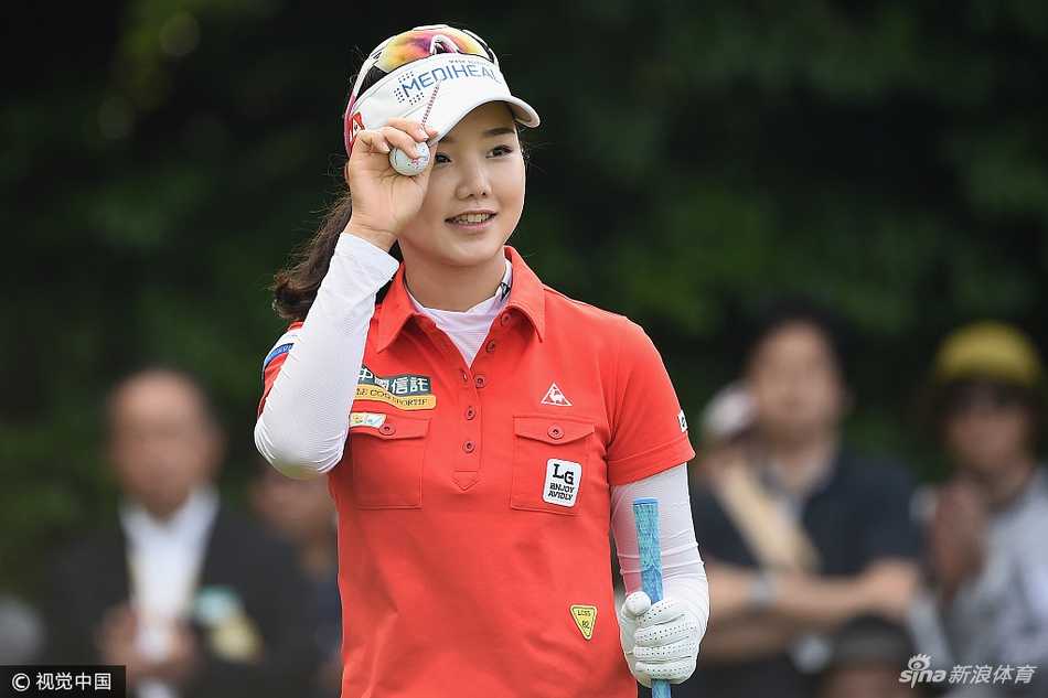 福冈母亲节铃木爱捧杯,赛场内外温情与坚韧交织 石昱婷在球道上眺望果岭,微风拂起她的长发,侧脸透露出专注与思考的神情。