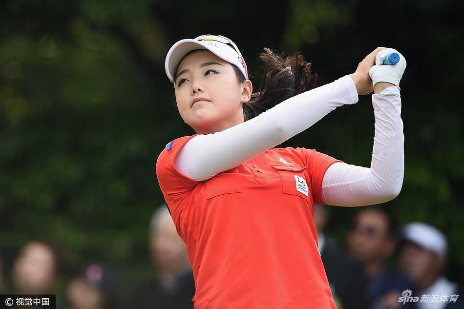 福冈母亲节铃木爱捧杯,赛场内外温情与坚韧交织 石昱婷与身旁的球童正在认真讨论球位与策略,展现了赛场上不可或缺的团队合作精神。