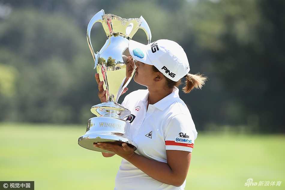 福冈母亲节铃木爱捧杯,赛场内外温情与坚韧交织 铃木爱俯身深情亲吻冠军奖杯的瞬间,充满了对胜利的渴望与对这份荣誉的珍视。