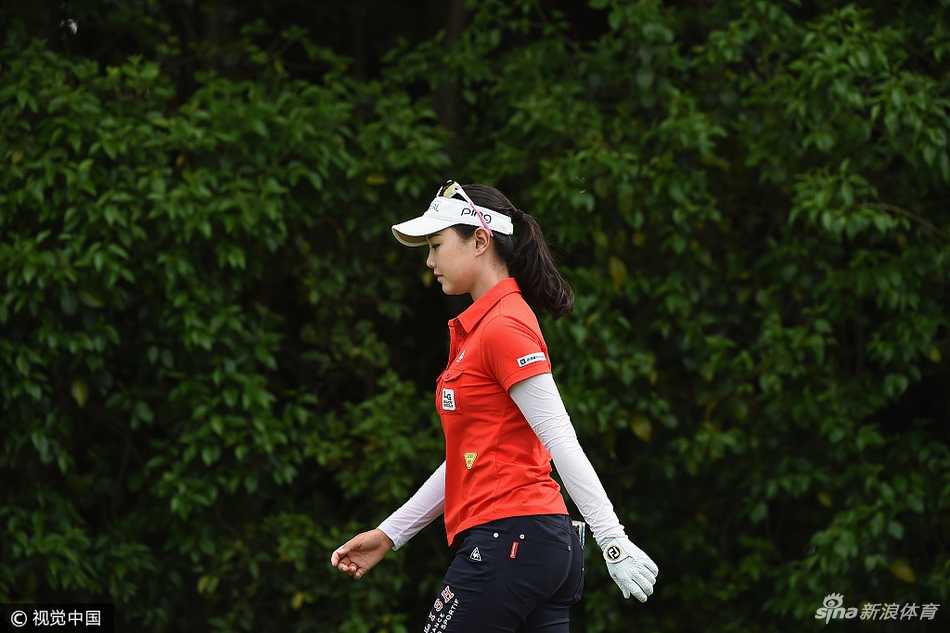 福冈母亲节铃木爱捧杯,赛场内外温情与坚韧交织 石昱婷面对镜头露出标志性的开朗笑容,阳光洒在她身上,充满青春活力与亲和力。