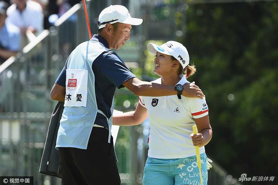 福冈母亲节铃木爱捧杯,赛场内外温情与坚韧交织 石昱婷在果岭上推杆击球,身姿优雅而稳定,展现了职业球员的专业风范。