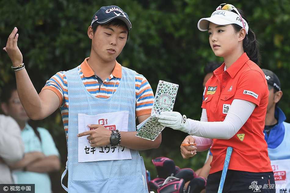 福冈母亲节铃木爱捧杯,赛场内外温情与坚韧交织 冠军铃木爱在众人的簇拥下与球童一同高举奖杯庆祝,现场气氛热烈,喜悦之情感染了每一个人。