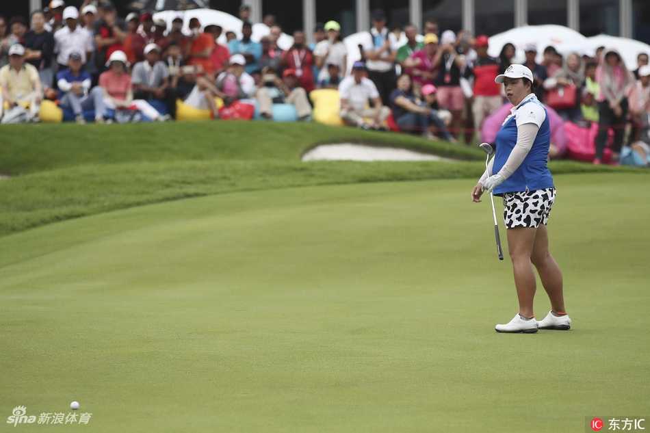 冯珊珊于沙坑中优雅救球，沙砾飞扬瞬间彰显其精湛的短杆技术与冷静心态