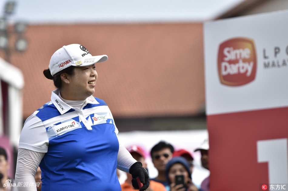 科尔在果岭上俯身凝视，果断推出致胜一杆，小白球划出完美弧线滚向洞杯