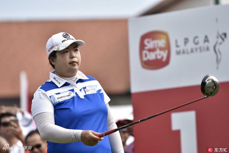 科尔举起手机与闪亮的冠军奖杯玩起自拍，眼中满是达成里程碑后的喜悦与自豪