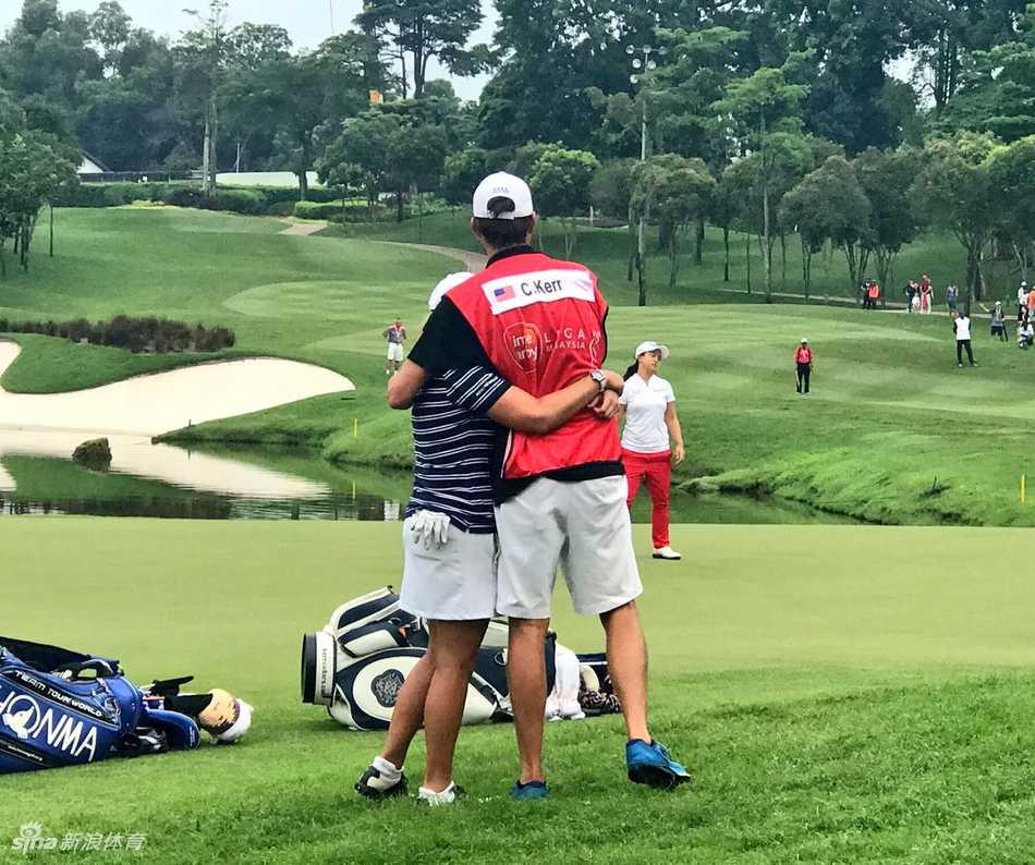 冯珊珊屈居亚军却神情轻松自若，与团队成员并肩而立，展现出优雅从容的体育家风范