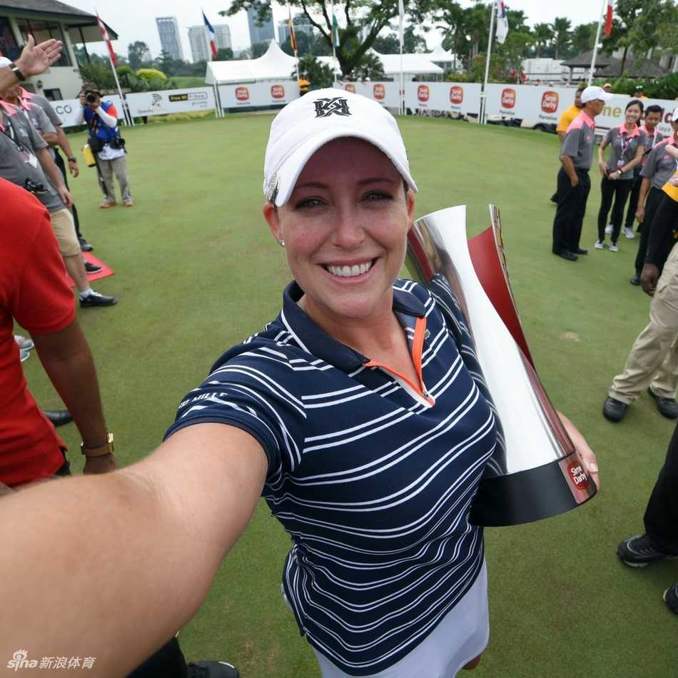 科尔与相伴多年的球童激动拥抱庆祝，两人紧握拳头，共享职业生涯辉煌时刻