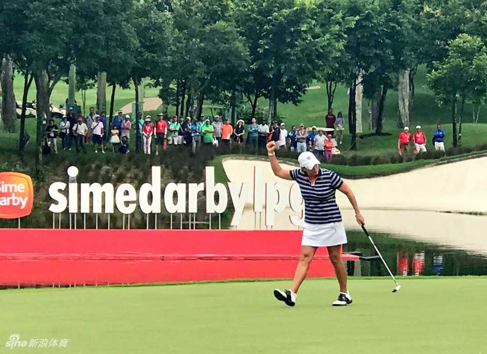 前世界第一高宝璟凝神思考下一杆策略，侧影在马来西亚的阳光下显得坚定而专注