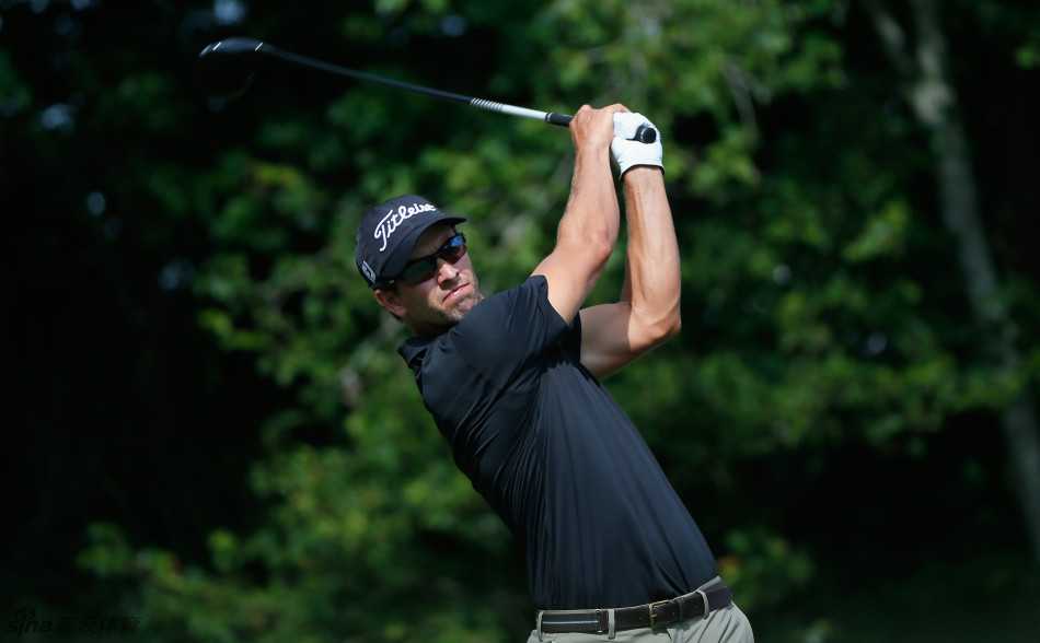 绿茵之上的艺术与心跳 罗里·麦克罗伊全力开球,身体扭矩达到顶点,力量即将倾泻而出。