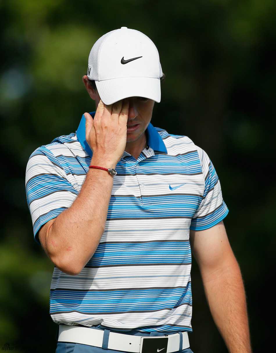 绿茵之上的艺术与心跳 亚当·斯科特在球道上优雅挥杆,小白球正朝着果岭旗杆方向飞去。