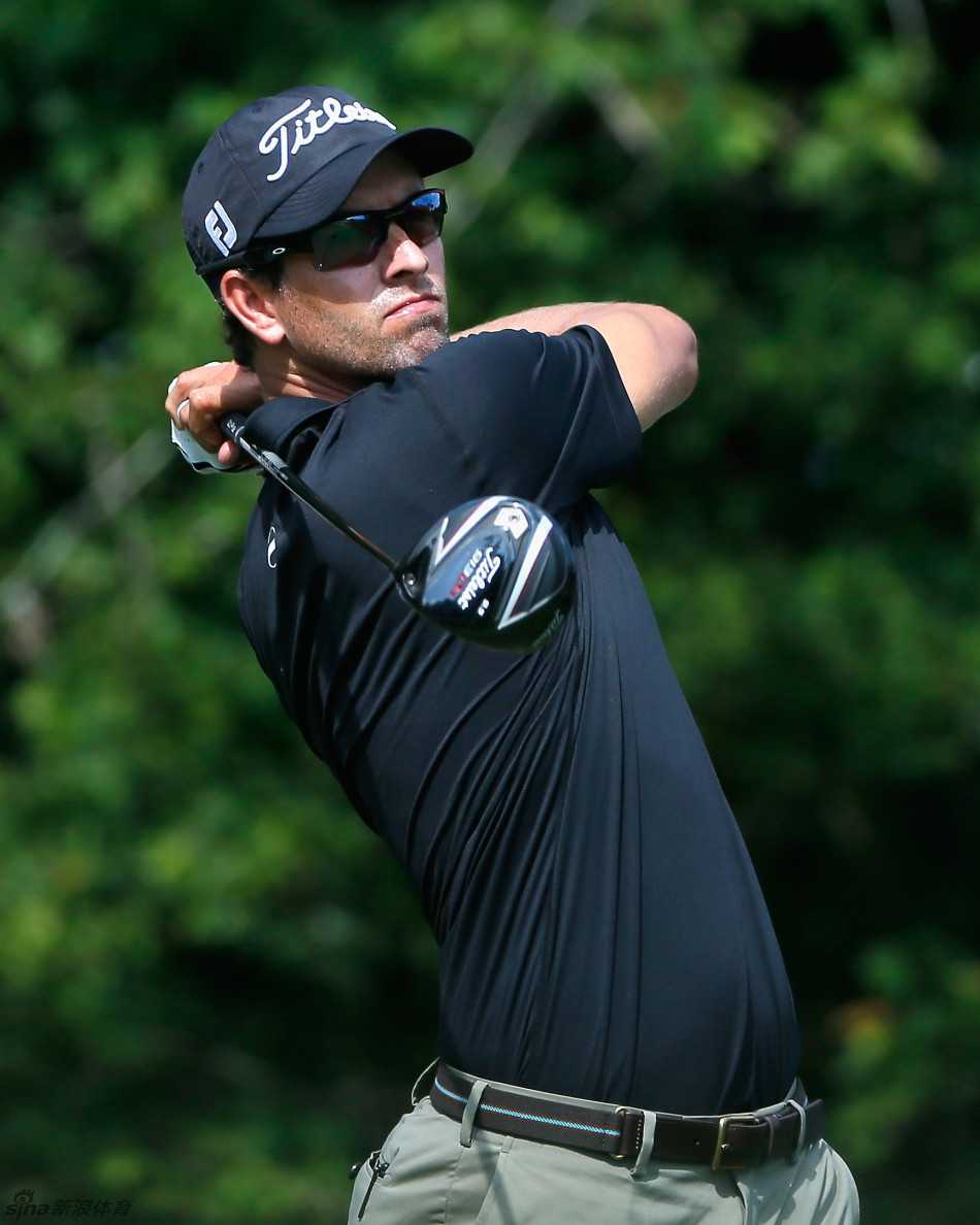 比赛结束后，球员向热情的观众挥手致意，共同分享比赛的喜悦。