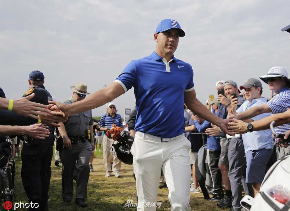 科普卡在贝斯佩奇黑色球场球道上凝视远方，肌肉线条在阳光下轮廓分明，尽显力量型球员的自信与专注