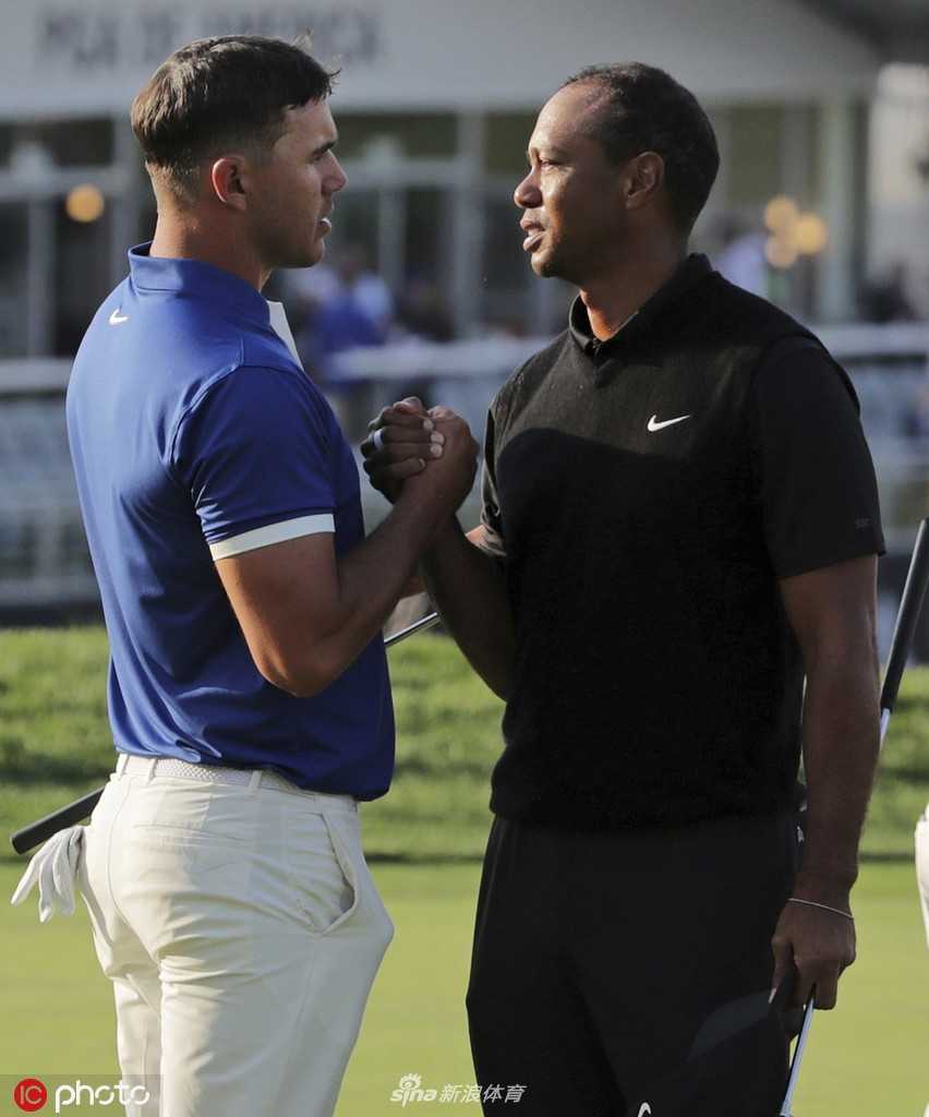 科普卡与伍兹在第十八洞果岭旁握手致意，一个时代的传奇与新时代的霸主在此刻完成了一次无声的交接