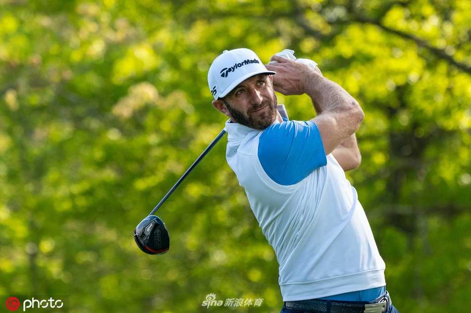 达斯汀·约翰逊在果岭上沉着推杆，眼神锐利，决赛轮他对科普卡的强势追击让比赛悬念重生
