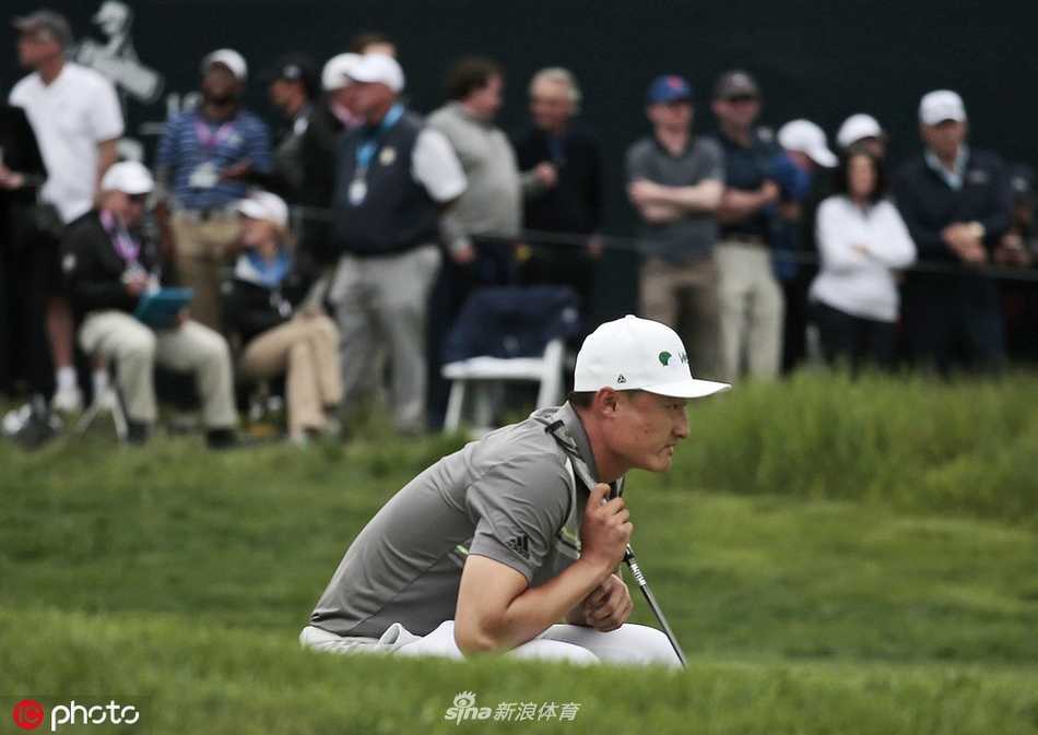 科普卡在果岭上果断推击，表情冷静如磐石，展现出顶级运动员在重压下超凡的心理素质