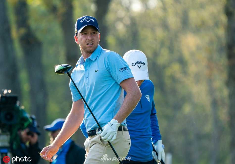 科普卡举起冠军奖杯瞬间，脸上绽放出释怀与喜悦的笑容，身后是见证历史的贝斯佩奇黑色球场