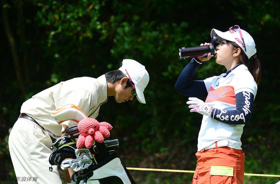 绿茵之上的追梦身影 张玉阳在练习场专注地进行切杆训练,眼神紧盯着小白球的滚动轨迹,神情无比认真。