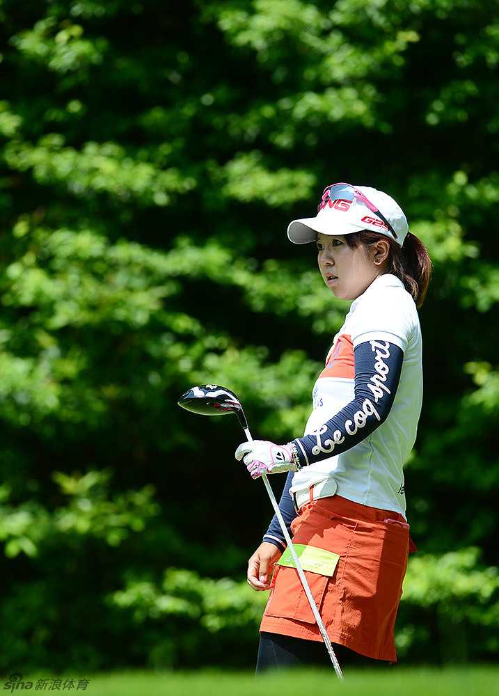 绿茵之上的追梦身影 张玉阳在沙坑中处理困难球位,她重心沉稳,沙杆划过一道漂亮的弧线,激起一片金色的沙浪。