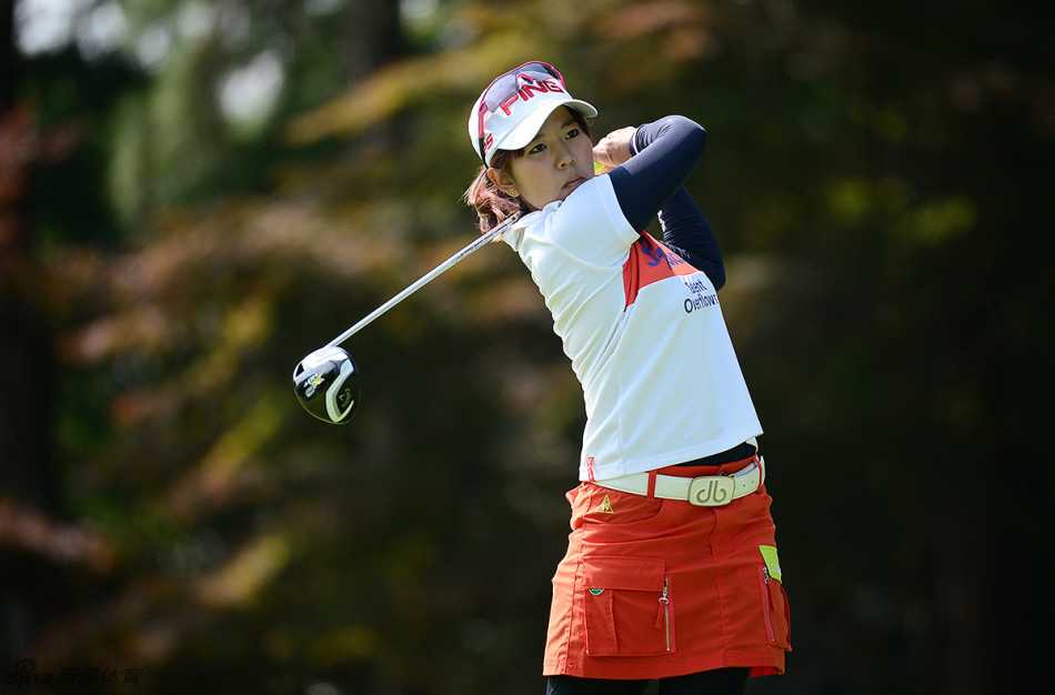 绿茵之上的追梦身影 张玉阳在宽阔的球道中央观察形势,她握着球杆从容站立,与身后如画的绿茵、蓝天和远山构成和谐画卷。