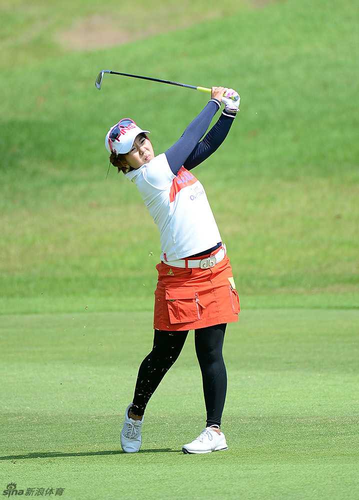 绿茵之上的追梦身影 球场美景如诗如画,蜿蜒的球道如翠绿丝带铺展,与湛蓝湖泊和郁郁葱葱的树林相映成趣,令人心旷神怡。