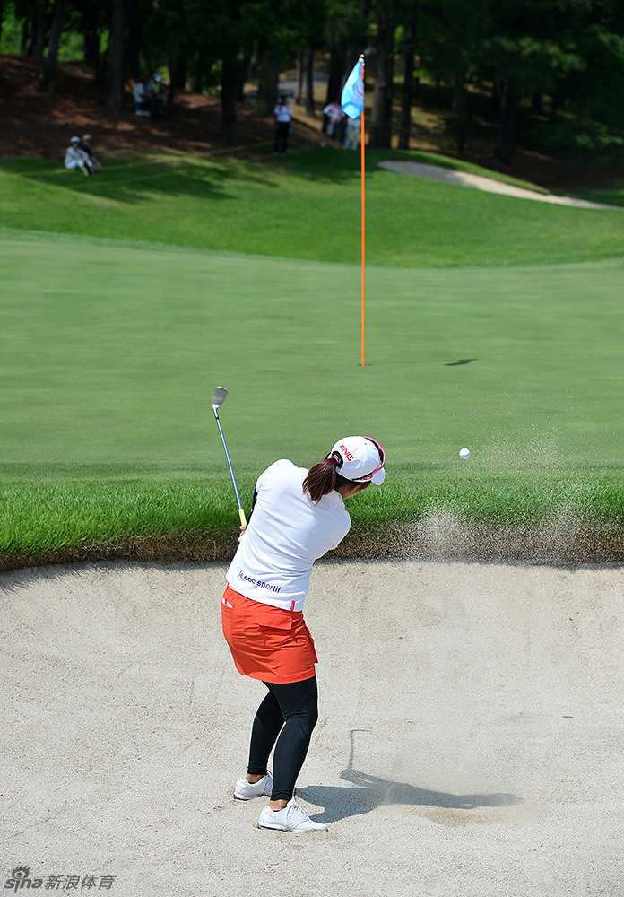 绿茵之上的追梦身影 张玉阳完成一次完美的挥杆收杆,身体姿态平衡而优雅,目光追随球飞向远方的轨迹,充满自信。