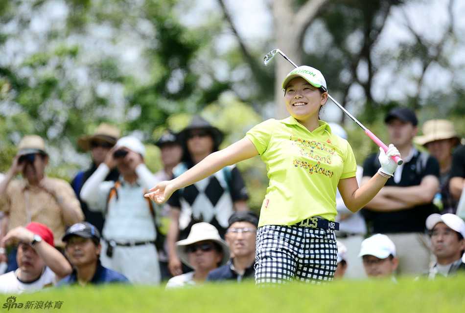 绿茵之上的追梦身影 张玉阳在果岭边仔细研究推杆线路,她单膝跪地,用手感知草纹,展现了对技术的极致追求。