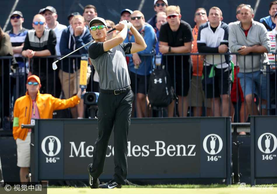 李昊桐的挥杆动作一气呵成，开球瞬间力量爆发，小白球在皇家伯克戴尔的海岸天际线下划出一道坚定的弧线。