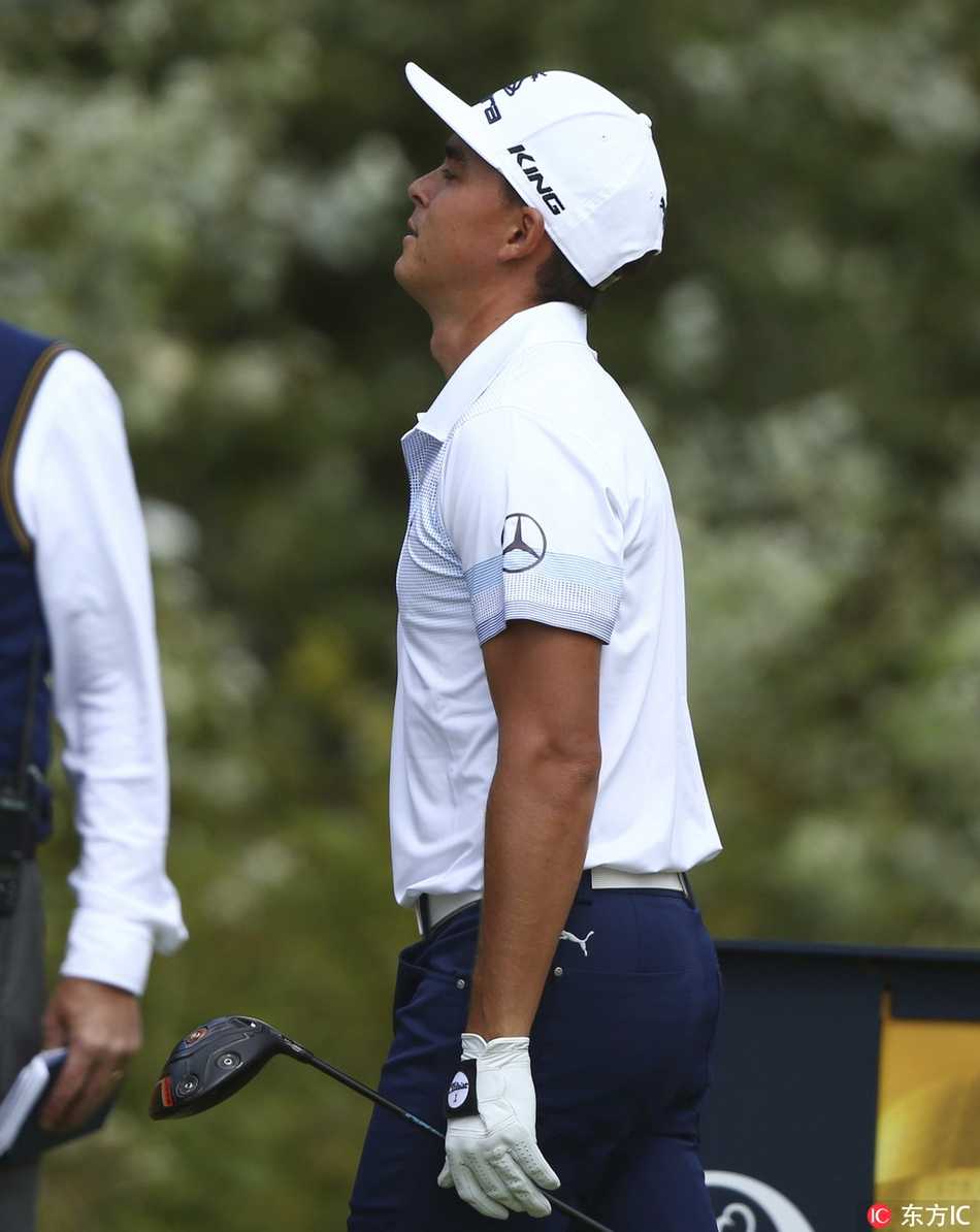 福勒在果岭边缘半蹲，正执行一次细腻的切杆，他的表情冷静专注，力求将小球精准地送到洞杯旁边。