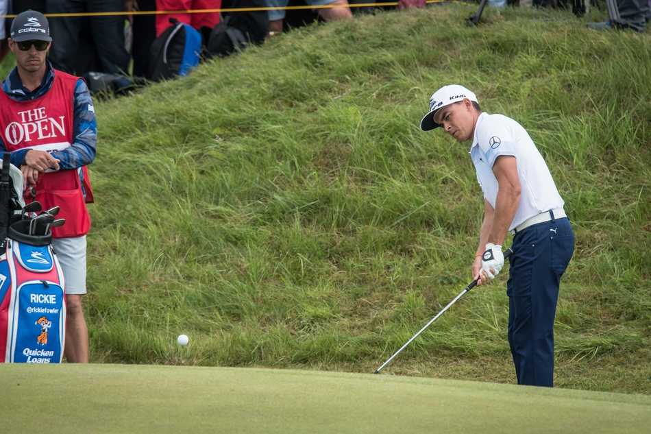 瑞奇·福勒再次站上发球台，他调整着握杆，海风吹动他的衣角，仿佛一位即将出剑的武士，冷静评估着面前的挑战。