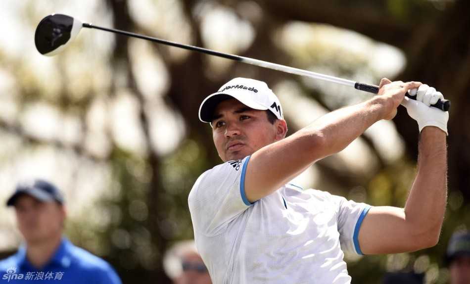 绿茵之上群星闪耀 高尔夫大师赛经典瞬间回顾 乔丹·斯皮思与扎克·约翰逊在球道上并肩而行,相视而笑,仿佛正在分享一个轻松的内部笑话,展现了顶级竞争者之间亦敌亦友的珍贵情谊。