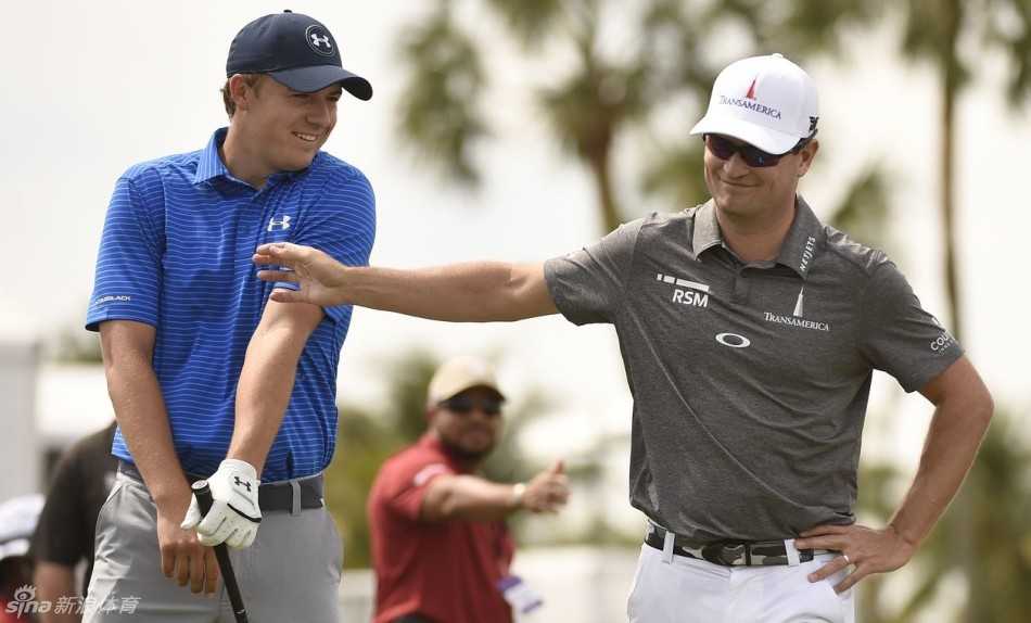 绿茵之上群星闪耀 高尔夫大师赛经典瞬间回顾 亚当·斯科特站在开阔的球道上,他身姿挺拔,一手扶杆,目光深远地望向前方的落球区,仿佛一位将军在冷静地勘察战场地形。