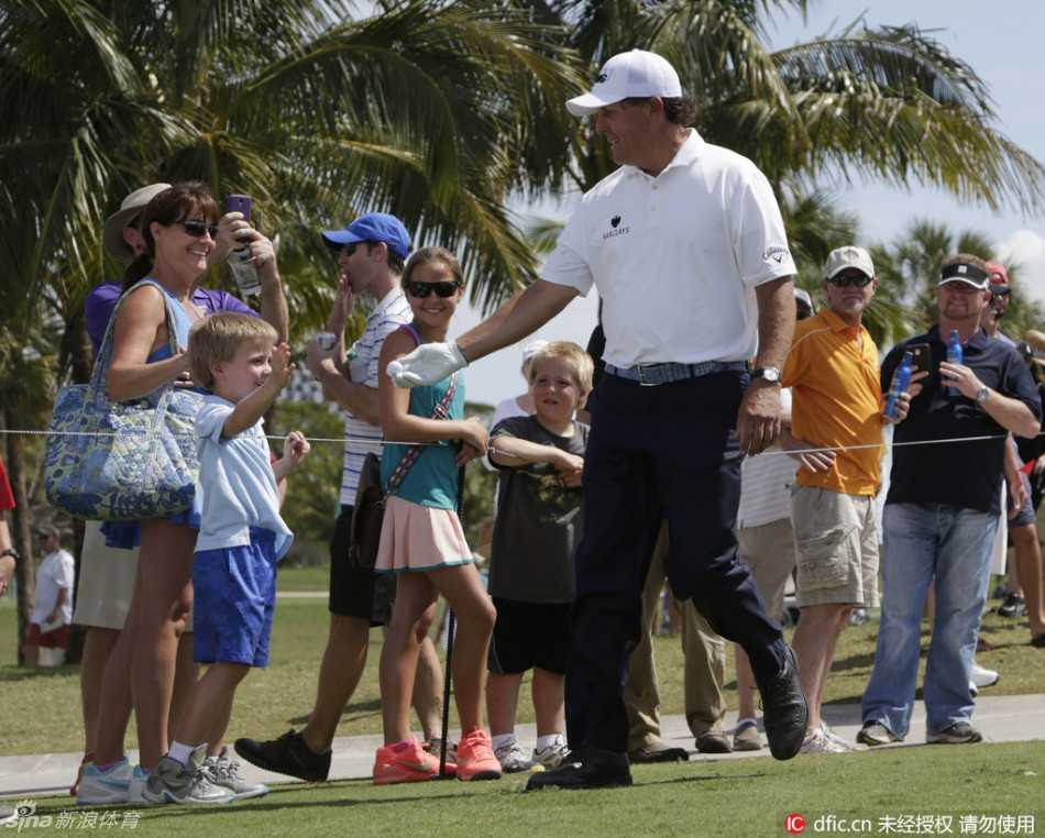 绿茵之上群星闪耀 高尔夫大师赛经典瞬间回顾 罗里·麦克罗伊单膝跪在果岭边,身体前倾,目光如炬地审视着绿色的细微起伏,正在脑海中精确计算着小白球滚动的未来轨迹。