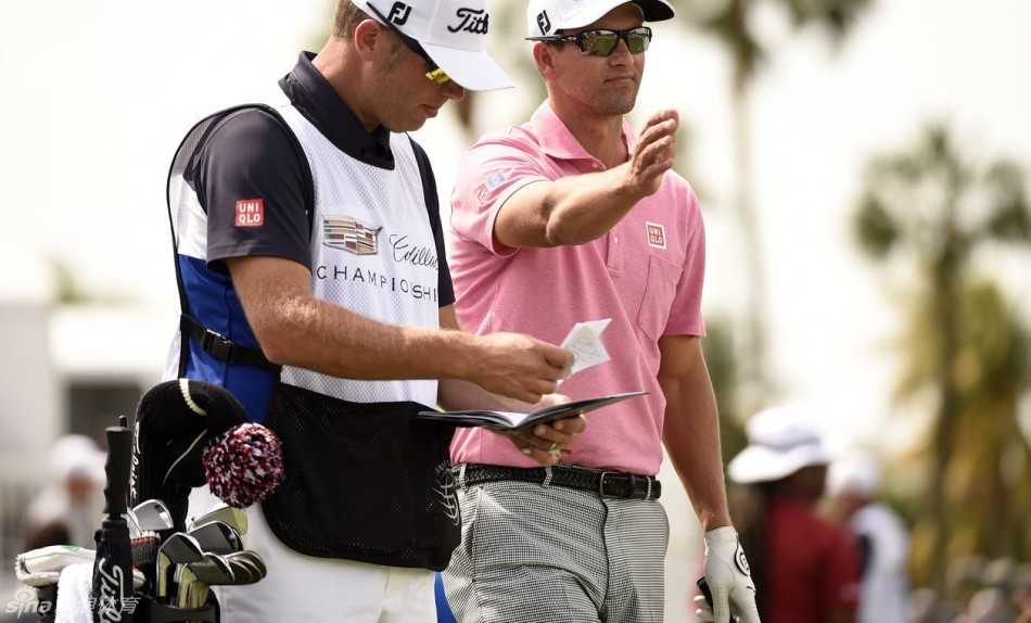 绿茵之上群星闪耀 高尔夫大师赛经典瞬间回顾 菲尔·米克尔森面带极具感染力的招牌笑容,俯身与场边一位小球迷击掌互动,将激烈的赛场瞬间转化为温暖人心的体育精神写照。