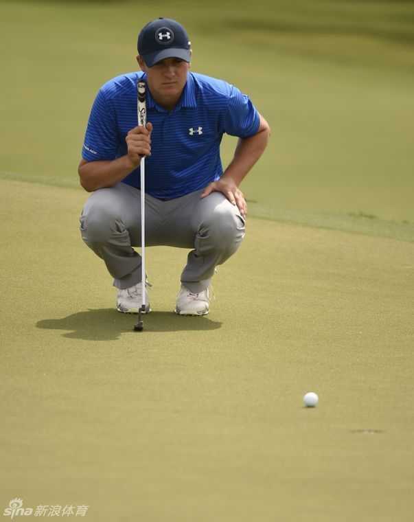 绿茵之上群星闪耀 高尔夫大师赛经典瞬间回顾 瑞奇·福勒站在球道中,他标志性的帽子下眉头紧锁,嘴唇微抿,全神贯注地思考着下一杆的策略,周遭的喧嚣仿佛与他无关。