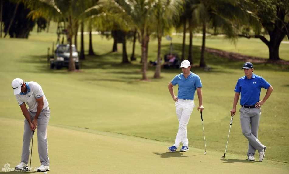 绿茵之上群星闪耀 高尔夫大师赛经典瞬间回顾 杰森·戴伊在发球台上完成了一次干净利落的开球,整个身体在随挥动作中完全舒展,展现出惊人的爆发力与协调性。