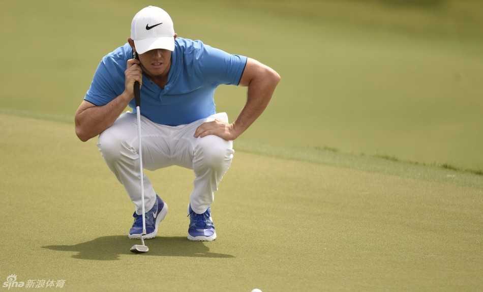 绿茵之上群星闪耀 高尔夫大师赛经典瞬间回顾 乔丹·斯皮思以独特的低姿态蹲在果岭边,他的视线与球洞平行,正用最细致入微的方式阅读着果岭上每一丝可能影响球路的草纹与坡度。